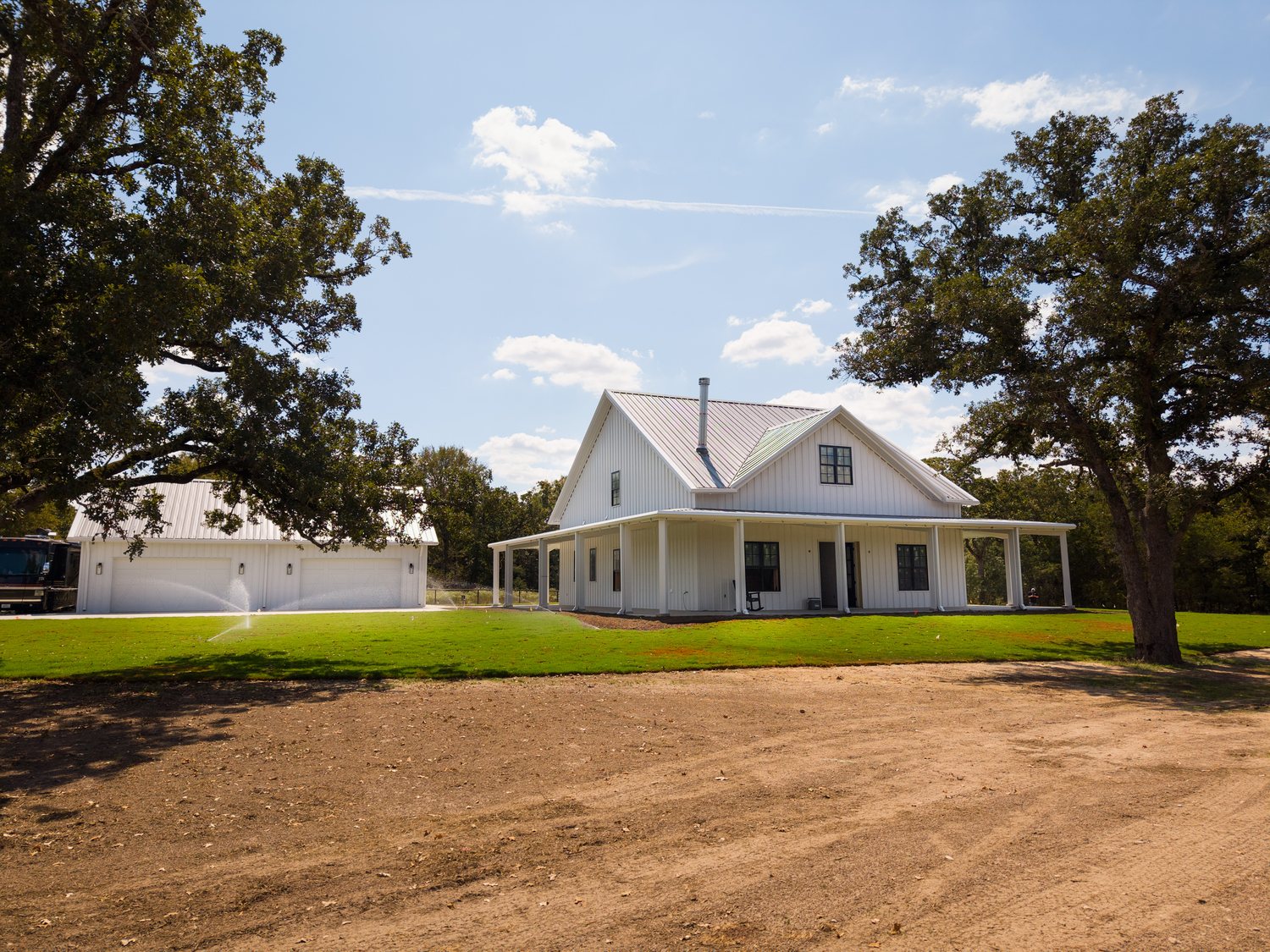 anderson-tx-barndominium-oak-trees-front-view