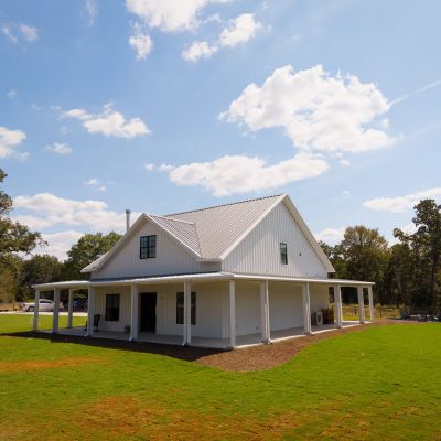 anderson-tx-barndominium-side-porch-view