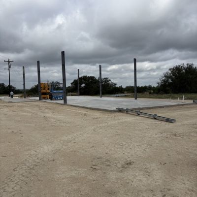 steel-columns-erection-30x70-ranch-barn-sonora-tx