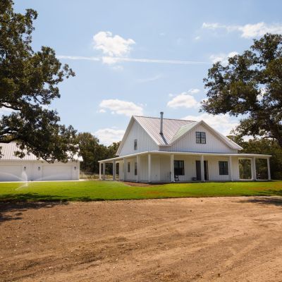 anderson-tx-barndominium-oak-trees-front-view