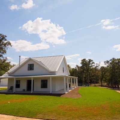 anderson-tx-barndominium-front-elevation-lawn