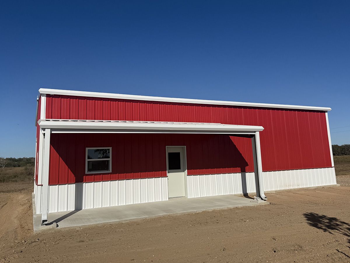 30x50x14-barndominium-roll-up-door-front-view-columbus-tx-3