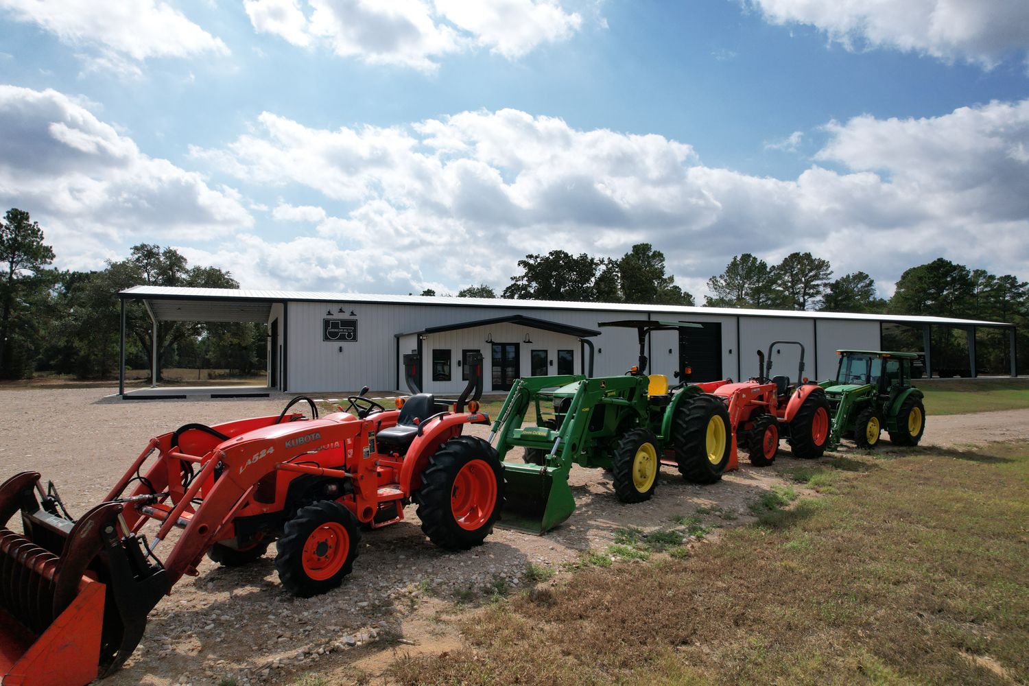 50x235-metal-building-equipment-facility-columbus-tx-tractors