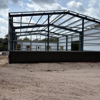 partially-enclosed-ranch-barndominium-frame