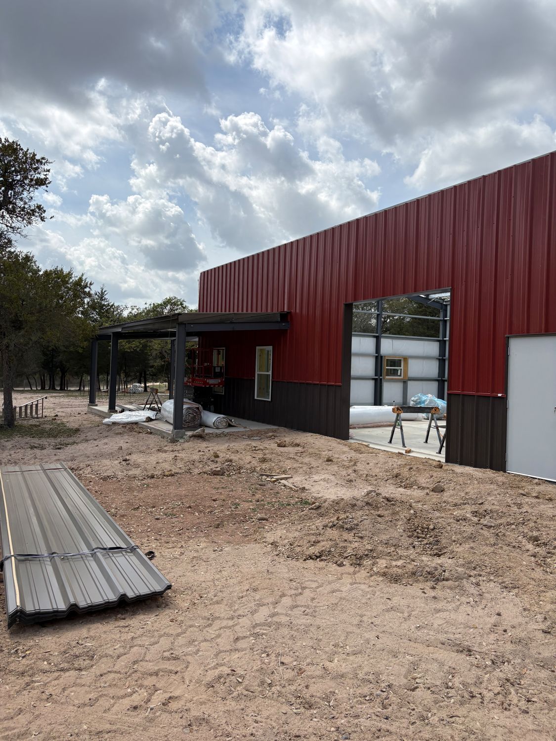 texas-ranch-barndominium-with-covered-porch