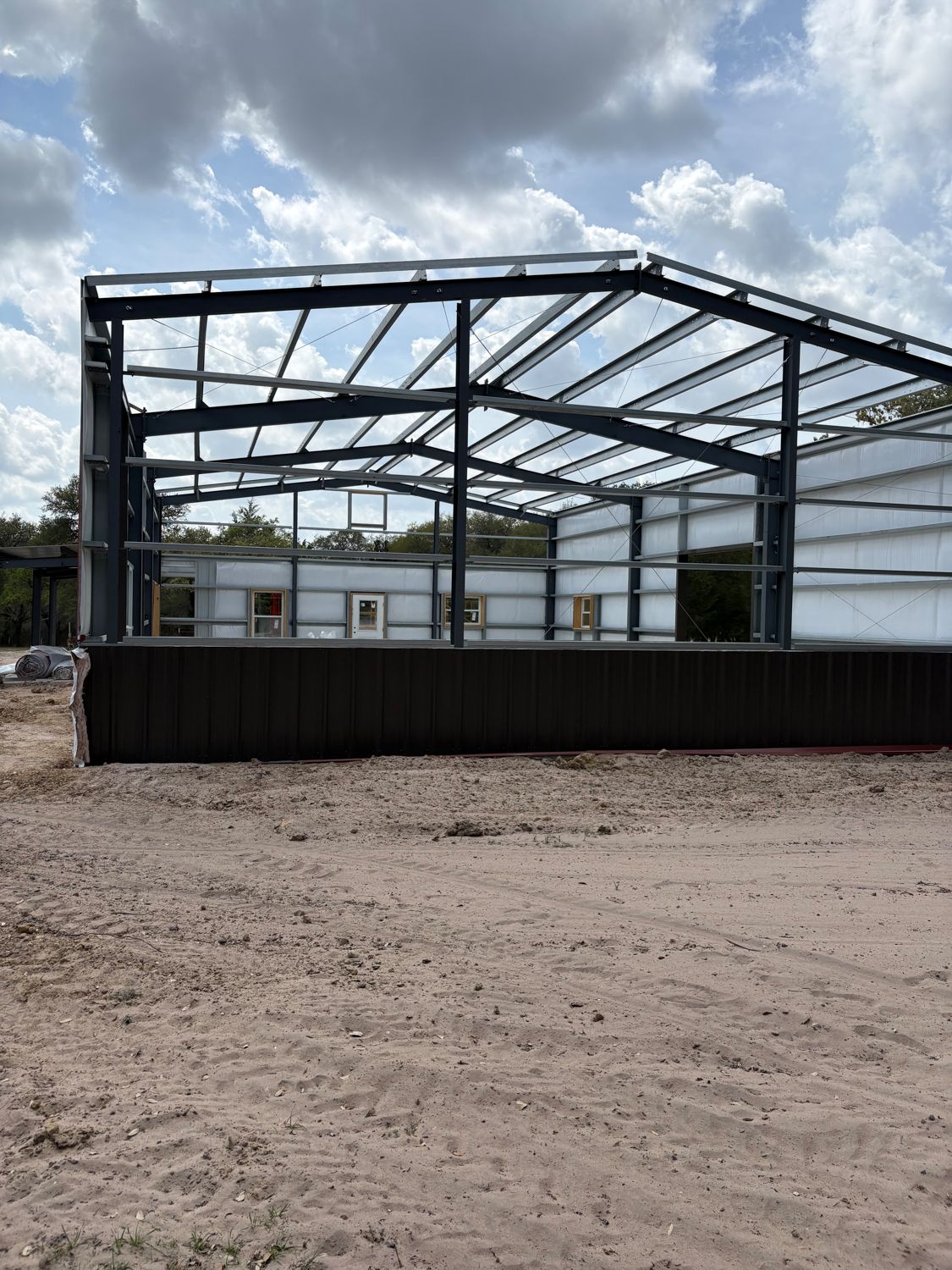 partially-enclosed-ranch-barndominium-frame