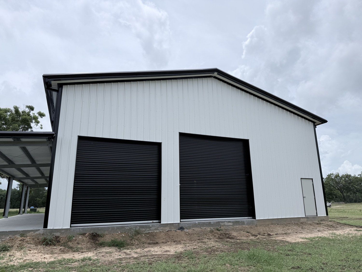 equipment-storage-overhead-doors-mixed-use-ranch-building-brookshire-tx