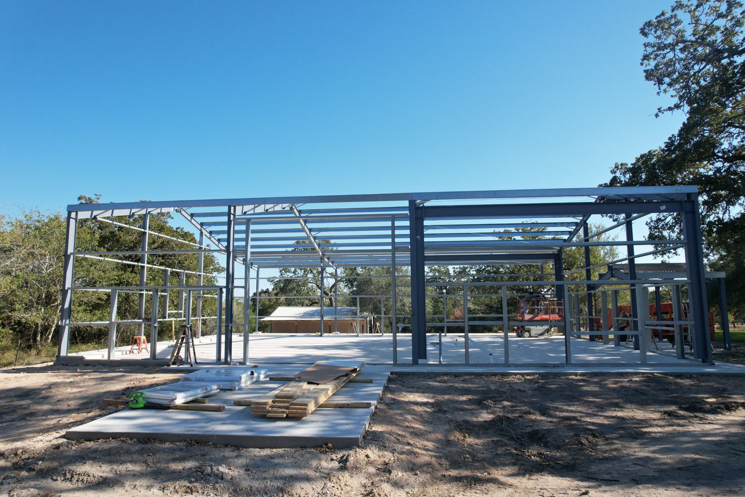commercial-metal-building-frame-erection-front-view