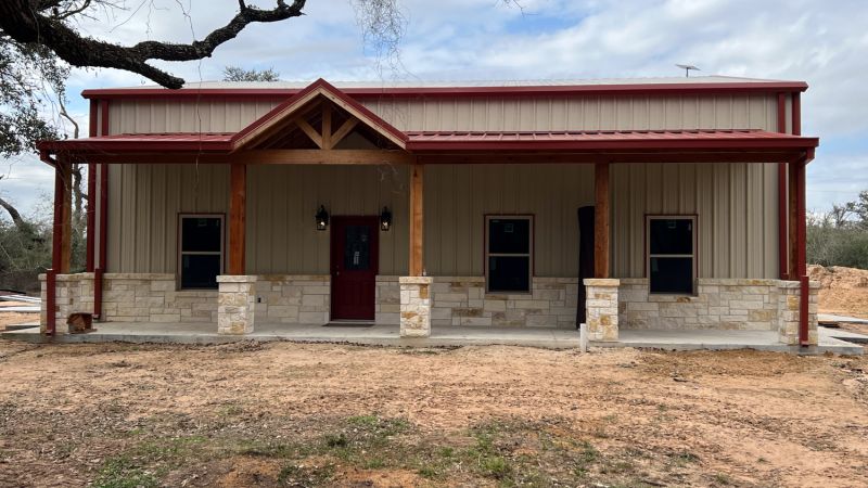 Pre-engineered residential shop building by Muleshoe Buildings near Columbus, TX