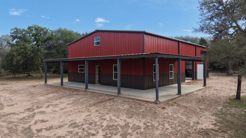 Completed 40x60 ranch barndominium by Muleshoe Buildings in Hallettsville, TX