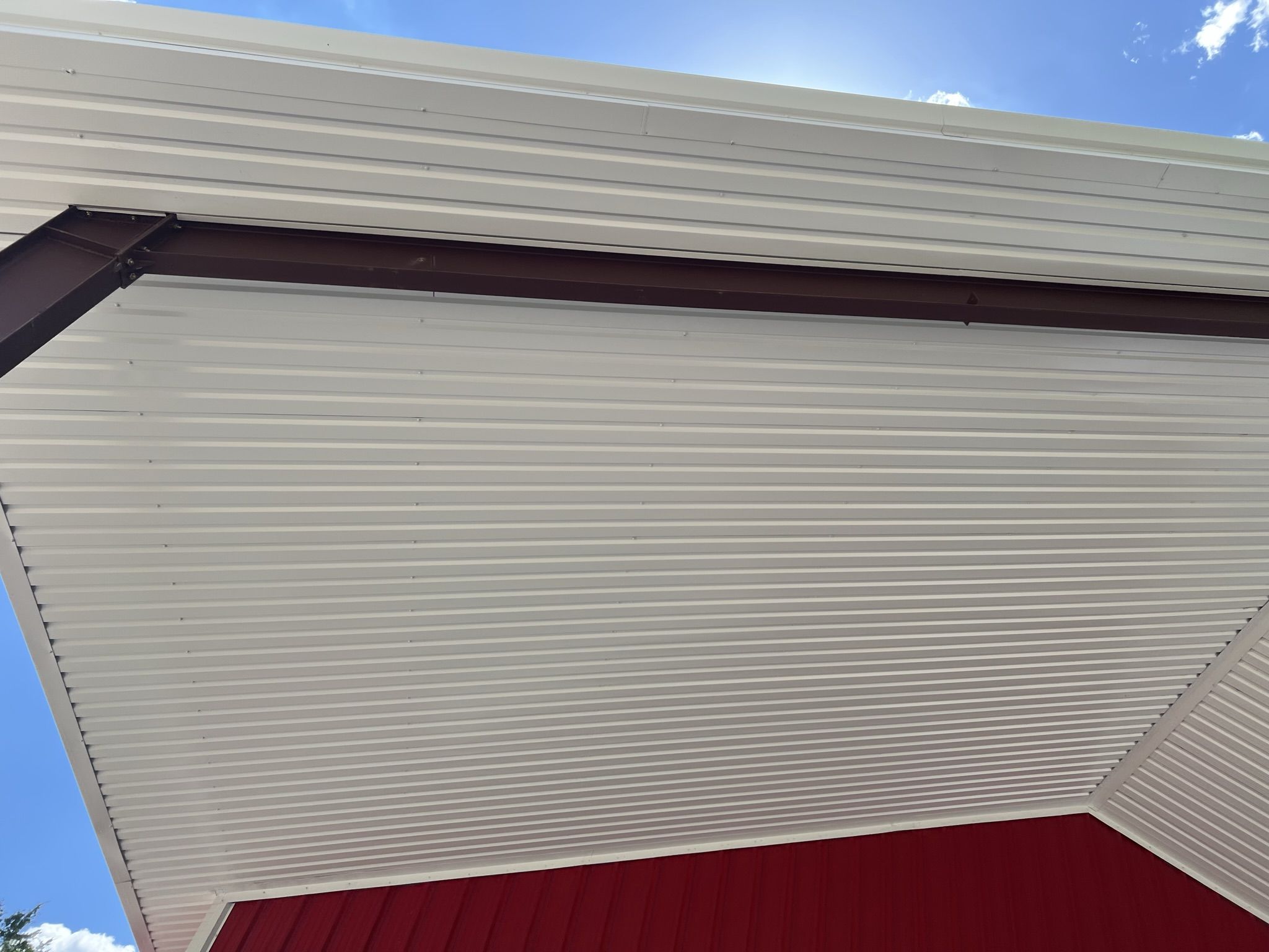 enclosed-eave-detail-metal-building